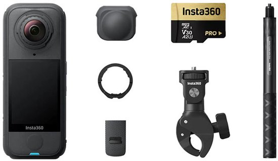 Insta360 X4 actiecamera met geheugenkaart, lensdop, klembevestiging en selfie-stick.