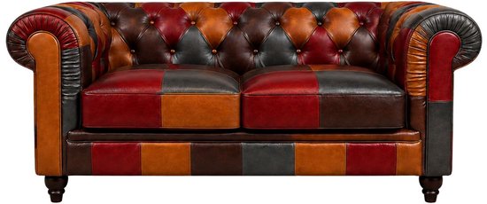 Veelkleurige Chesterfield bank van leer, van voren gezien, met patchwork design, knopen en ronde armleuningen.