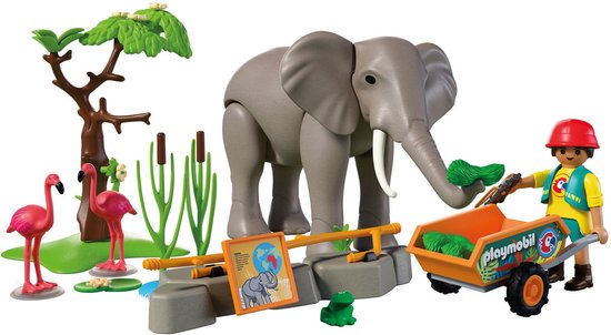 Grijze PLAYMOBIL olifant met dierenverzorger in gele outfit die een kruiwagen met groen duwt, flamingo's, boom en informatiebord.