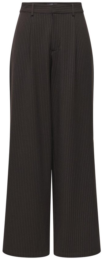 Bruine broek met krijtstrepen, wijde pijpen en persvouwen.