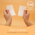 Hand scheurt witte wasstrip in tweeën. 120 wasbeurten, 1 strip = 2x wassen.