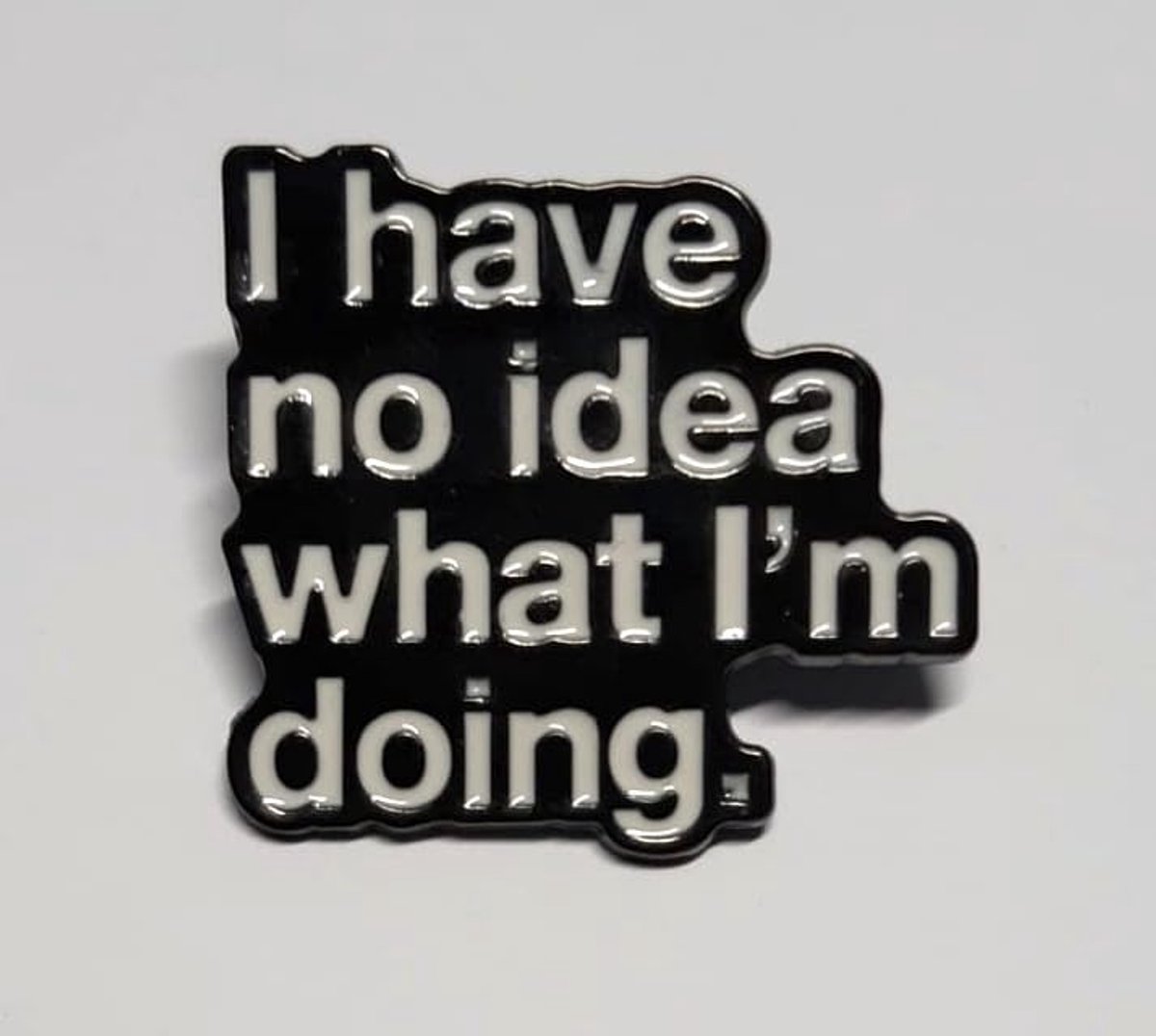 versspeld zwart verchroomd met opschrift "I have no idea what I'm doing" - handbeschilderd wit email - grappig cadeau-idee - accessoires voor rugzak, jas, tas - unisex - Made in Italy
