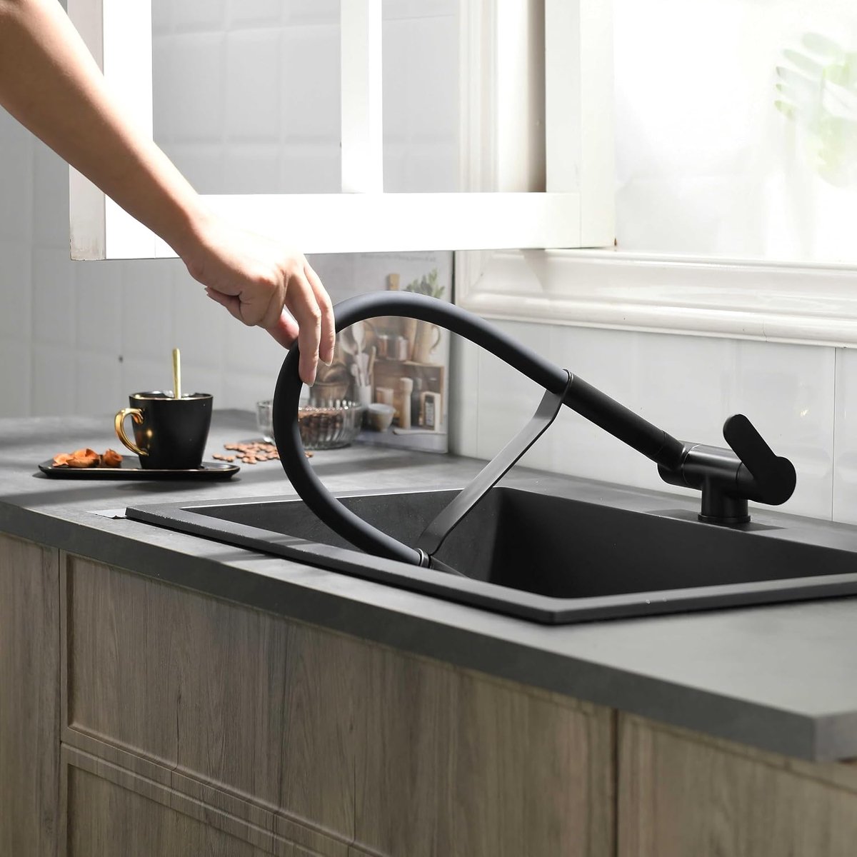 Keukenkraan van 360° verstelbare waterkraan keuken met 2 straalsoorten, 360° draaibare armatuur en montage onder het raam (zwart)