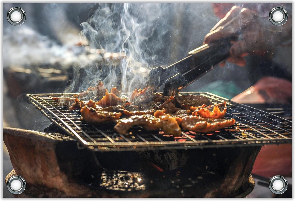 Tuinposter –Barbecue met Rokend Vlees– 90x60 Foto op Tuinposter (wanddecoratie voor buiten