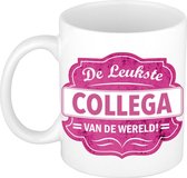 De leukste collega van de wereld cadeau koffiemok / theebeker wit met roze embleem - 300 ml - keramiek - cadeaumok werknemer / werkneemster