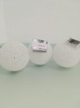 3 witte kerstballen - met verlichting