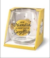 Wijnglas - Waterglas -Lieve Vriendin je bent super gezellig - Gevuld met verpakte Italiaanse bonbons - In cadeauverpakking met gekleurd lint