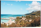 Dibond –Strand met Hutjes langs de Bergen– 90x60 Foto op Aluminium (Wanddecoratie van metaal)