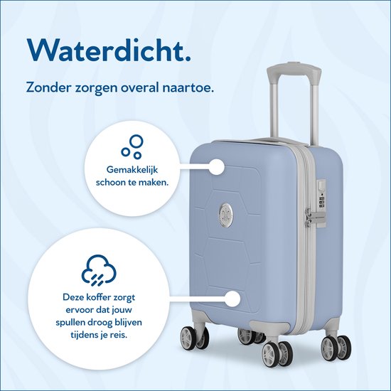 Lichtblauwe koffer met vier wielen, een grijs handvat en een cijferslot. "Deze koffer zorgt ervoor dat spullen droog blijven."