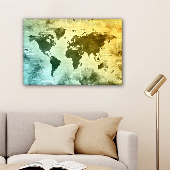 Wereldkaart avec peinture jaune qui passe au bleu sur fond avec journal 60x40 cm