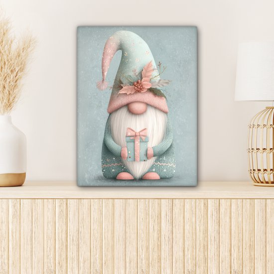 Canvas schilderij 30x40 cm - Exclusieve wanddecoratie Kerstgnome - Cadeau - Groen - Muurdecoratie woonkamer - Kamer decoratie - Schilderijen op canvas - Kerstdecoratie voor binnen - Kerstversiering - Kerstmis versiering