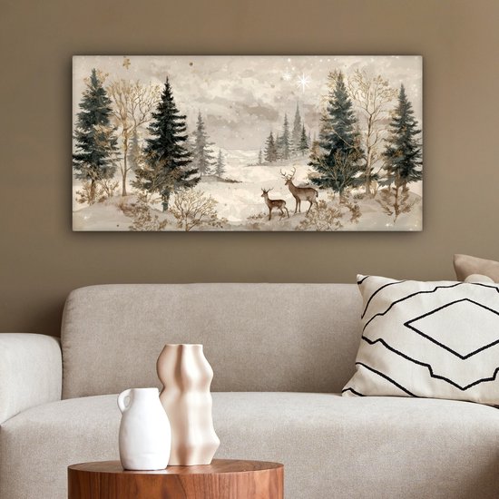 Paysage forestier hivernal avec deux cerfs et des accents dorés, suspendu au-dessus d'un canapé.