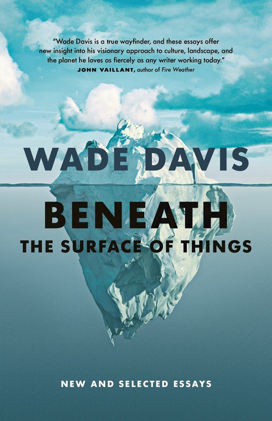 Boekomslag met een ijsschots die uit het water steekt, met de titel 'WADE DAVIS BENEATH THE SURFACE OF THINGS NEW AND SELECTED ESSAYS'.