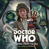 Doctor Who: The Thing from the Sea. De vierde Doctor met krullend haar draagt een bruine jas en een gestreepte sjaal. Op de achtergrond een monster met groen haar, de titel en "Read by Susan Jameson".