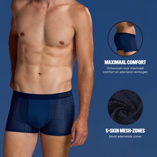 Man in donkerblauwe BOXR boxershort met mesh-zones en "MAXIMAAL COMFORT" tekst. Close-up van de stof toont ademende zones.