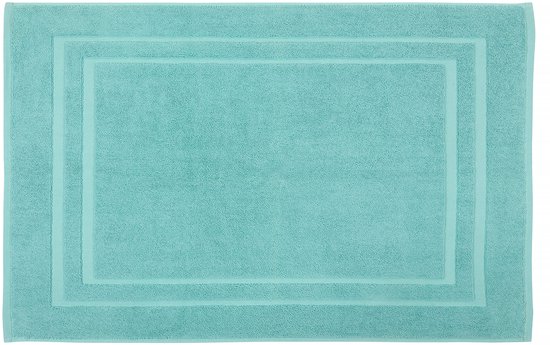 Un tapis de bain turquoise avec un double bord festonné. Le tapis est posé sur un fond blanc.