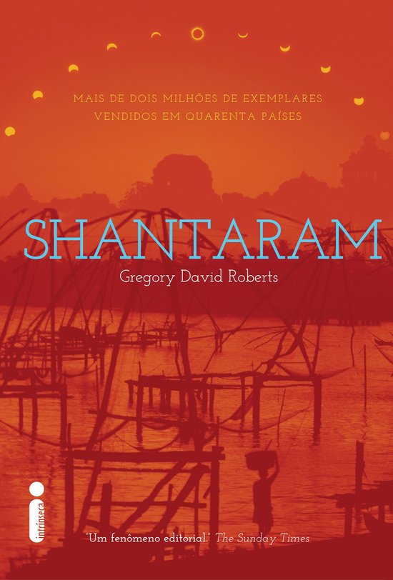 Boekomslag van Shantaram met een oranje achtergrond, met de titel in blauwe letters. Op de voorgrond een silhouette van vissersnetten en een persoon.