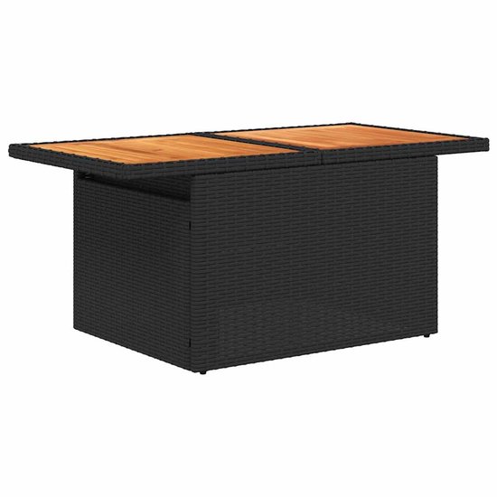 Zwarte polyrattan tafel met een houten blad, geschikt voor buiten.