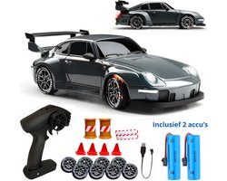 foto van PolkaHome® Zeer snelle RC auto drift - RC drift car - RC car - RC auto drift speelgoed - Drift auto afstandsbestuurbaar 20km/uur 1:24 Afstandsbediening Driftauto, 2.4Ghz 4WD Auto, bestuurbare auto, Speelgoed voor jongens en meisjes (2 accu's)