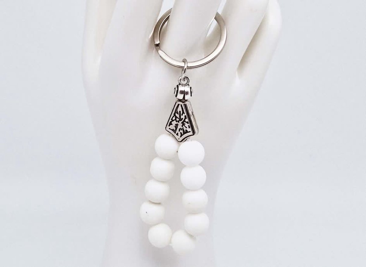 Handgemaakte druppel sleutelhanger van natuursteen " Mat Witte Agaat" en metaal - diameter kralen 10mm - Aantal stenen10- Een mooi cadeau-idee en een bijzonder aandenken
