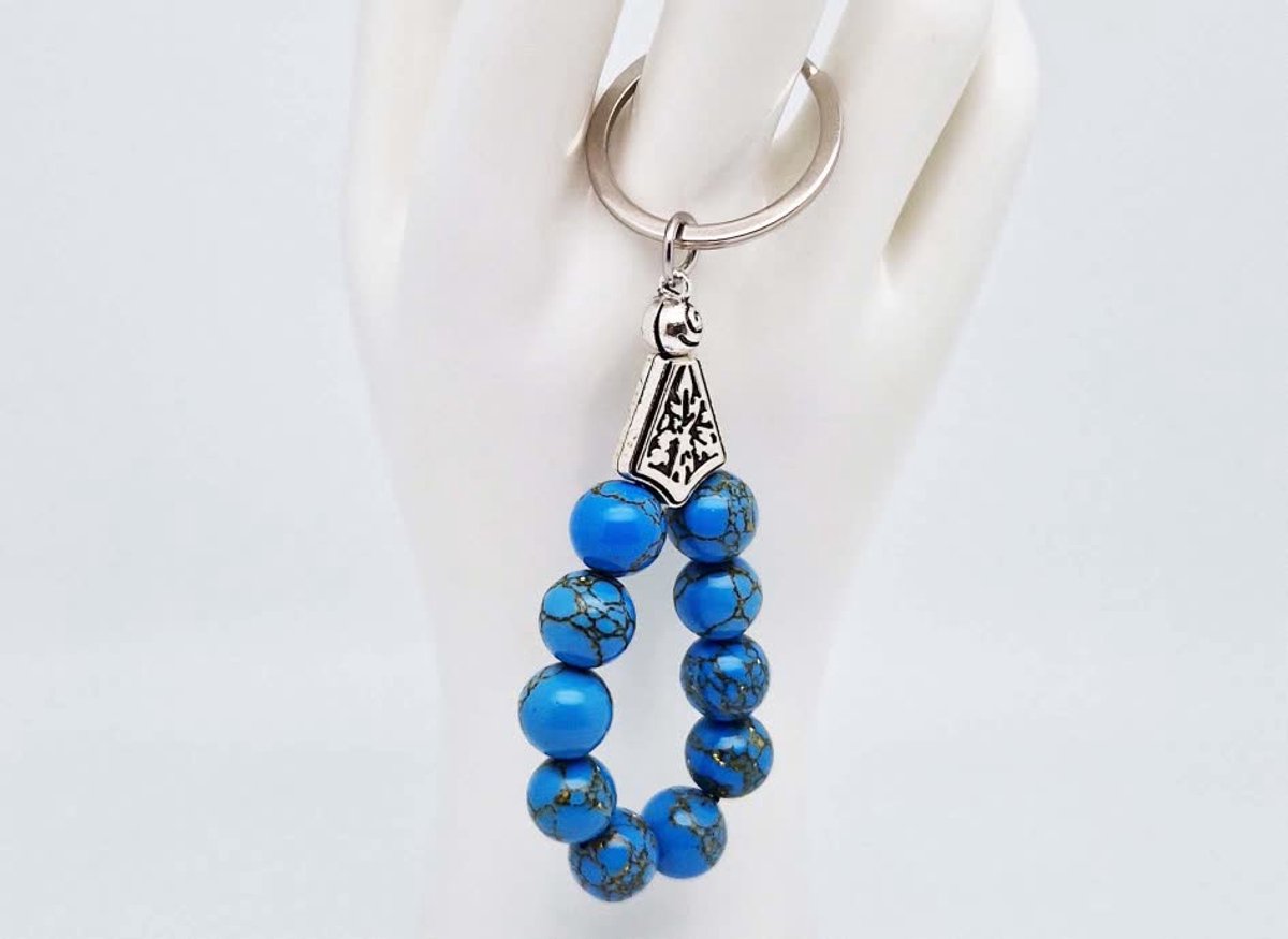 Handgemaakte druppel sleutelhanger van natuursteen " Blauw Howliet Gesponnen Goud" en metaal - diameter kralen 10mm - Aantal stenen10- Een mooi cadeau-idee en een bijzonder aandenken