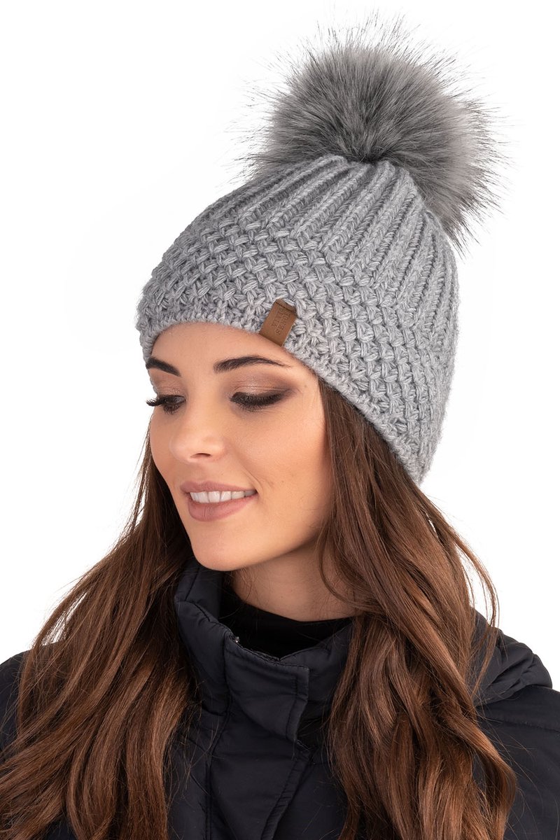 Vivisence Dames Wintermuts - Zachte Acrylmix Met Stijlvolle Omslag Pompon Van Imitatiebont En Warme Fleecevoering - Past Mooi Op Het Hoofd En Biedt Comfortabele Warmte Voor Koude Dagen - Lichtgrijs