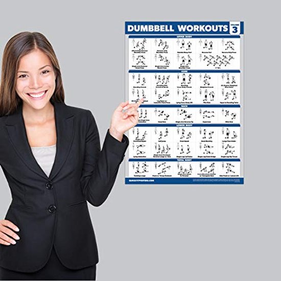 Vrolijke zakenvrouw wijst naar een gelamineerde poster met dumbbell oefeningen, getiteld 'DUMBBELL WORKOUTS VOLUME 3'.