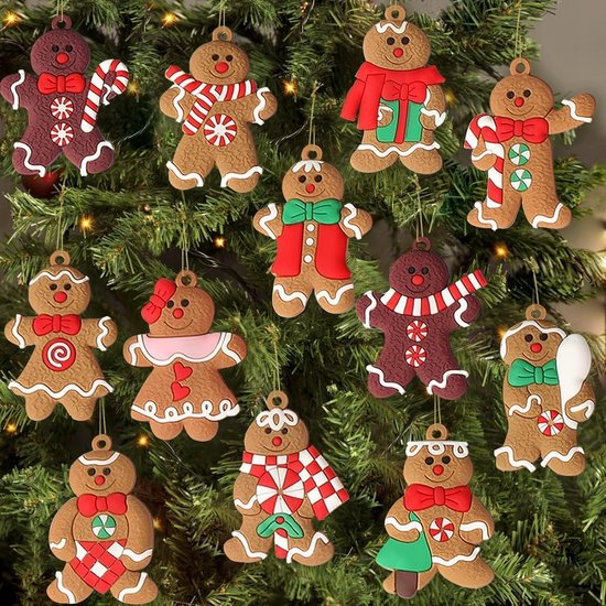 Twaalf peperkoekmannetjes kersthangers met diverse outfits zoals een sjaal, strik, jas en cadeautje.