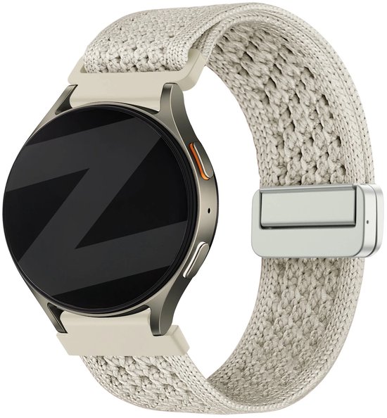 Crèmekleurige stoffen smartwatchband met beige gesp om een zilverkleurige smartwatch met een Z-logo op het scherm.
