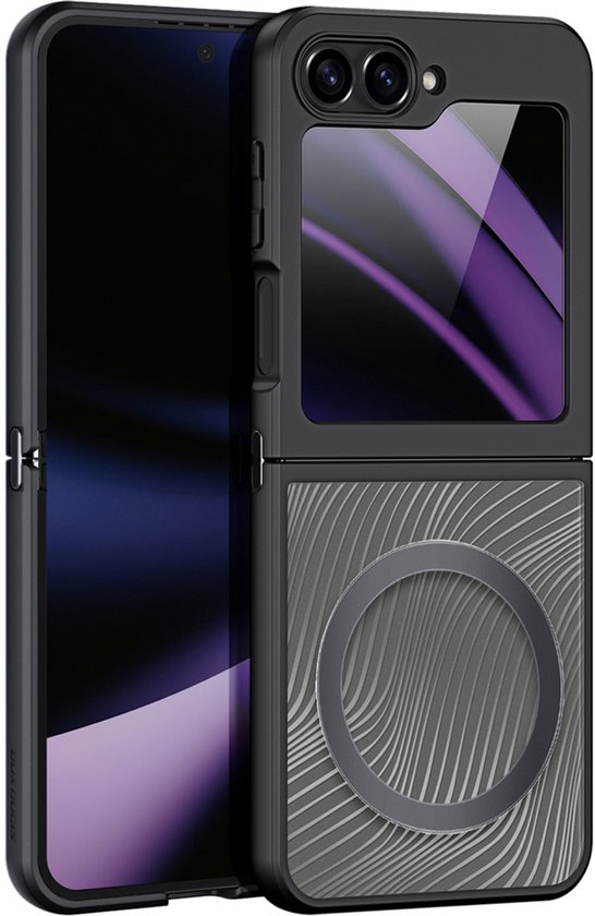 Coque de téléphone noire à motif ondulé à côté d'un téléphone ouvert.