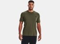 Man draagt een donkergroen Under Armour sportshirt met korte mouwen en logo op de borst.