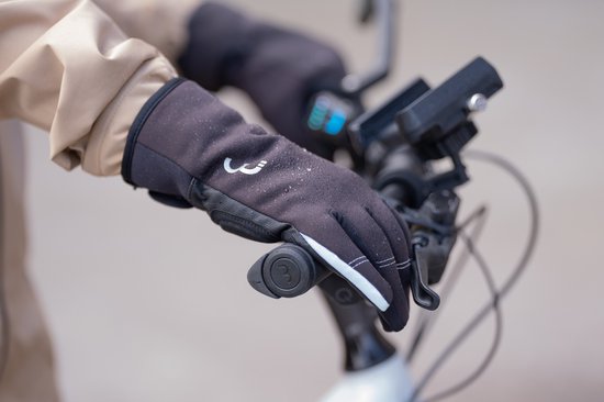 Zwarte winterfietshandschoenen met witte stiksels en een '3' logo, met waterdruppels erop. Een hand draagt de handschoen bij een fietsstuur.