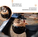 Zwarte scooterhelm met bruine afwerking hangt aan een scooter.