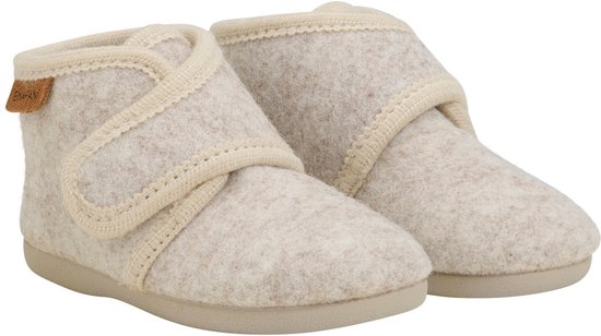 Lichtbeige wollen pantoffels van En Fant met klittenbandsluiting en crème afwerking.