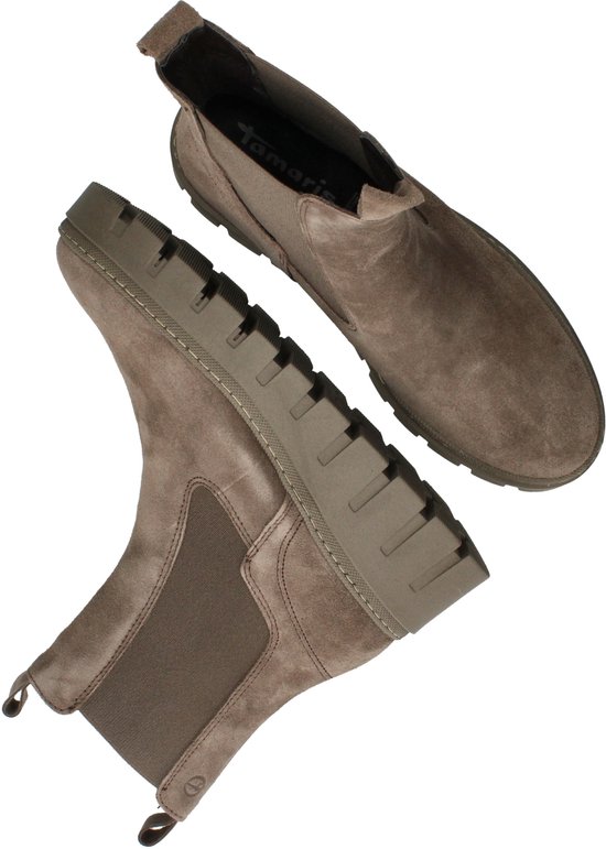 Twee lichtbruine suède chelsea boots op een witte achtergrond, zolen zichtbaar.