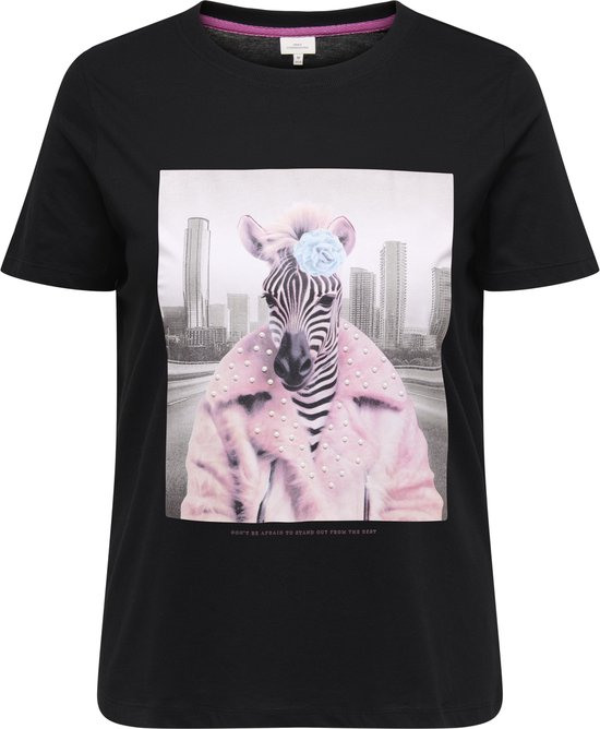 Tee-shirt noir avec imprimé zèbre portant un manteau rose et des perles, avec le texte 'DON'T BE AFRAID TO STAND OUT FROM THE REST'.