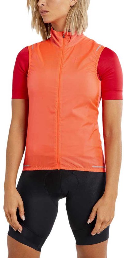 Dames fietsparcours in het oranje met een rits aan de voorkant. Ze draagt een rode fietstop en zwarte fietsbroek.