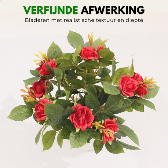 Kunstplant met rode rozen en groene bladeren. Bladeren met realistische textuur en diepte.
