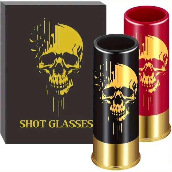 Doos en twee shotglazen met doodshoofdprint. Eén glas is zwart, de ander rood. Beide met gouden onderkant.