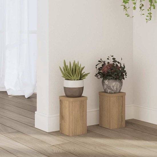 Twee houten plantenstandaards met eikenlook, elk 10x10x18 cm, met planten erop.