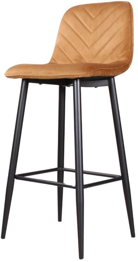 Goudkleurige velvet barkruk met een rugleuning voorzien van visgraatstiksel op een zwart metalen frame.