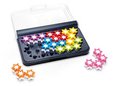 IQ Stars spel met gekleurde sterren in een doosje. Losse sterren liggen op tafel naast het spel.