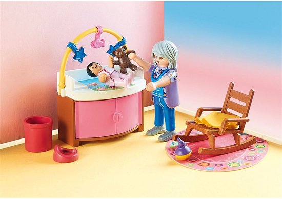 Playmobil oma met baby bij roze commode met mobiel, naast een kinderstoel en een potje.