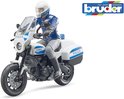 Politieagent op witte Ducati Scrambler motor, Bruder logo.