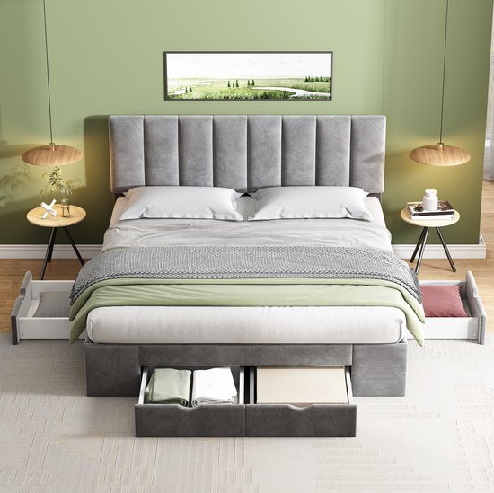Grijs gestoffeerd bed met hoofsteun, beddengoed, twee plaids en open opberglades.