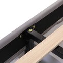 Bevestigingsdetails van de metalen en stoffen constructie van een grijs bedframe met houten latten.