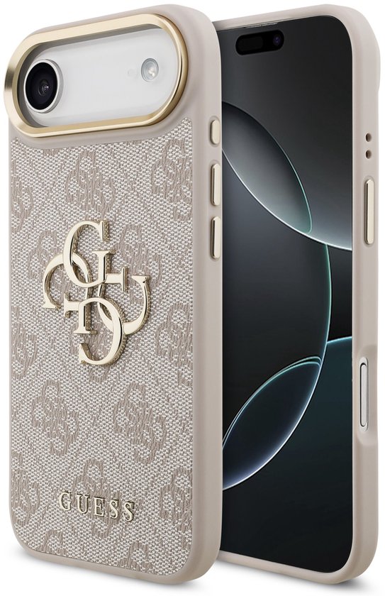 Coque de téléphone beige clair à motif 'G' répétitif et logo 3D Guess doré, à côté d'un téléphone.