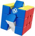Gedetailleerde kijk op een 3x3 kubus met blauwe, rode, gele en witte zijden en een zilveren kern.