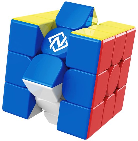 Gedetailleerde kijk op een 3x3 kubus met blauwe, rode, gele en witte zijden en een zilveren kern.