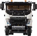 Vooraanzicht LEGO Technic Volvo truck met witte cabine en zwarte grille.